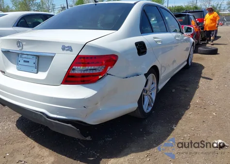 2012 Mercedes-Benz C 250 Luxury/Sport z USA, uszkodzony, nr VIN WDDGF4HB5CR210402